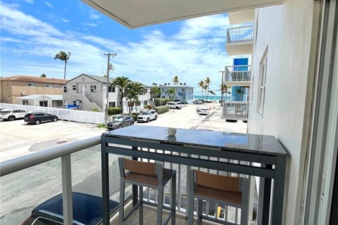 Condo in Hollywood, Florida, 1 bedroom  № 2075296 - photo 5