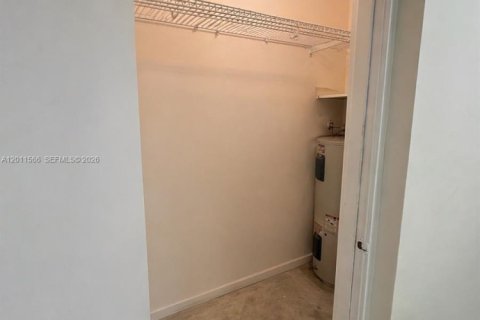 Condo in Hollywood, Florida, 1 bedroom  № 2075296 - photo 27