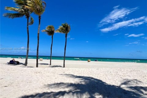 Condo in Hollywood, Florida, 1 bedroom  № 2075296 - photo 8