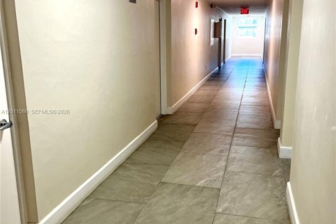 Condo in Hollywood, Florida, 1 bedroom  № 2075296 - photo 24