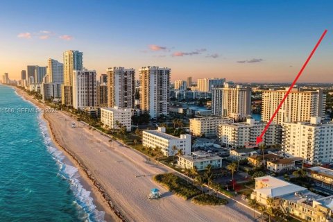 Condo in Hollywood, Florida, 1 bedroom  № 2075296 - photo 3