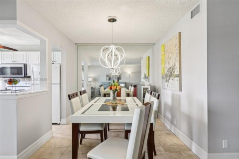 Condo in Deerfield Beach, Florida, 2 bedrooms № 2243941 - photo 10