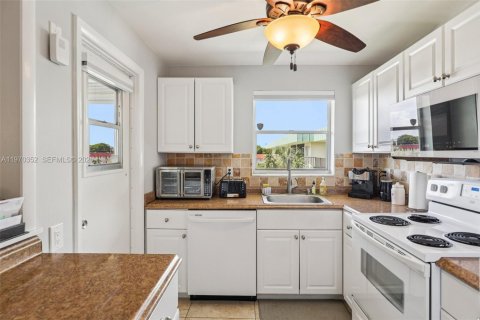 Condo in Deerfield Beach, Florida, 2 bedrooms № 2243941 - photo 9