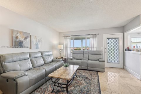 Condo in Deerfield Beach, Florida, 2 bedrooms № 2243941 - photo 5