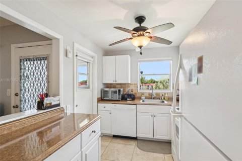 Condo in Deerfield Beach, Florida, 2 bedrooms № 2243941 - photo 13