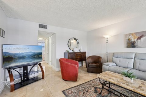 Condo in Deerfield Beach, Florida, 2 bedrooms № 2243941 - photo 8