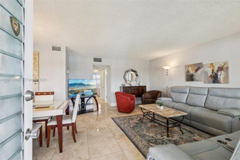 Condo in Deerfield Beach, Florida, 2 bedrooms № 2243941 - photo 4
