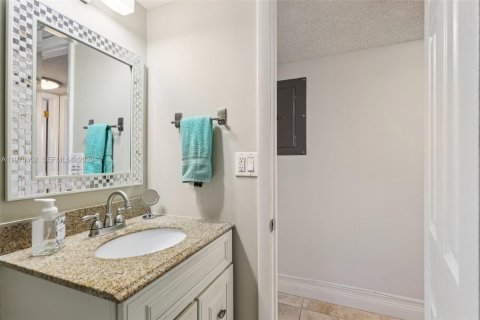 Condo in Deerfield Beach, Florida, 2 bedrooms № 2243941 - photo 16