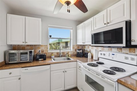 Condo in Deerfield Beach, Florida, 2 bedrooms № 2243941 - photo 14
