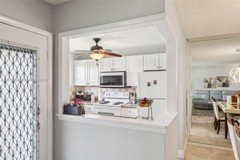 Condo in Deerfield Beach, Florida, 2 bedrooms № 2243941 - photo 12
