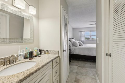 Condo in Deerfield Beach, Florida, 2 bedrooms № 2243941 - photo 26