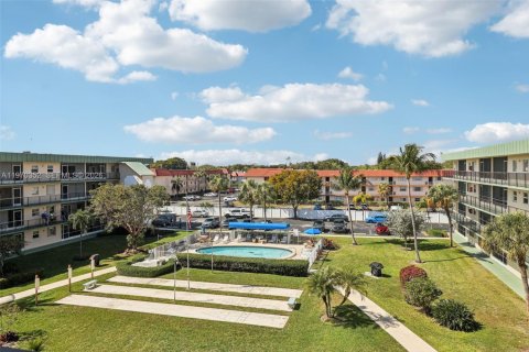 Condo in Deerfield Beach, Florida, 2 bedrooms № 2243941 - photo 2