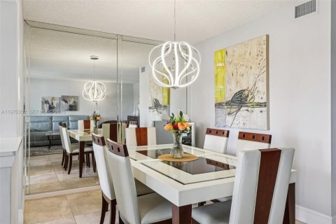 Condo in Deerfield Beach, Florida, 2 bedrooms № 2243941 - photo 11