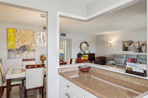Condo in Deerfield Beach, Florida, 2 bedrooms № 2243941 - photo 6