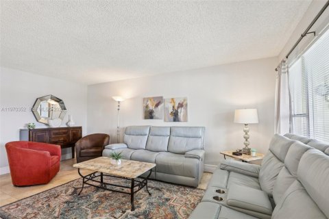 Condo in Deerfield Beach, Florida, 2 bedrooms № 2243941 - photo 7