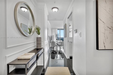 Condominio en Miami, Florida, 1 dormitorio  № 2053047