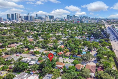 Casa en alquiler en Miami, Florida, 3 dormitorios, 114.27 m2 № 1964190 - foto 3