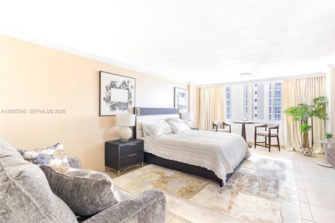 Condo in Sunny Isles Beach, Florida  № 2075231 - photo 2