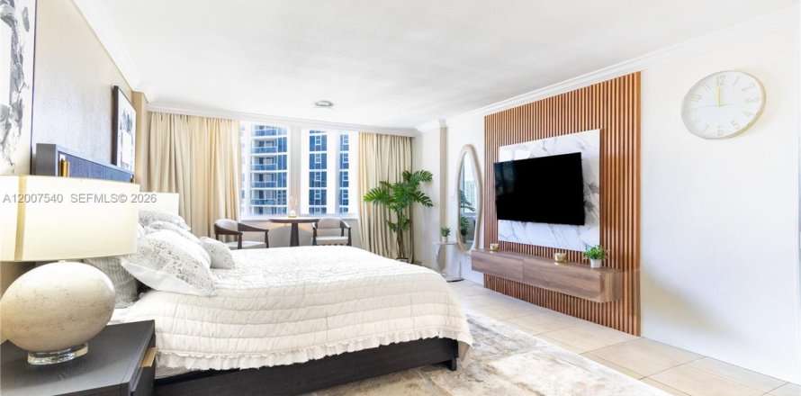 Studio in the Condo in Sunny Isles Beach, Florida  № 2075231