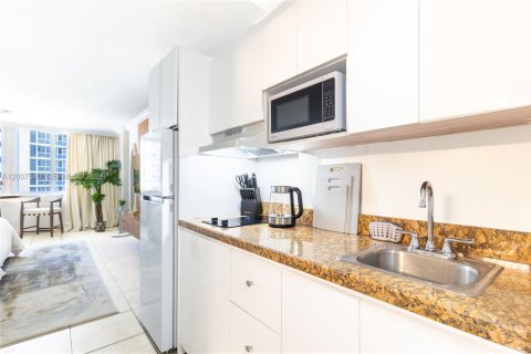 Condo in Sunny Isles Beach, Florida  № 2075231 - photo 10