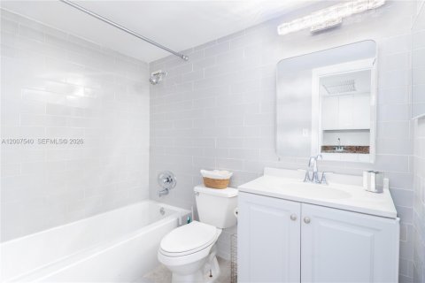 Condo in Sunny Isles Beach, Florida  № 2075231 - photo 9