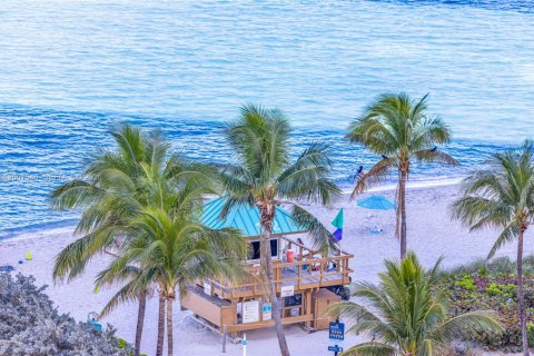 Condo in Sunny Isles Beach, Florida  № 2075231 - photo 17