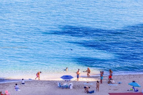 Condo in Sunny Isles Beach, Florida  № 2075231 - photo 19