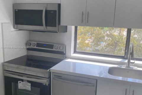 Condo in Sunny Isles Beach, Florida, 1 bedroom  № 1928745 - photo 23