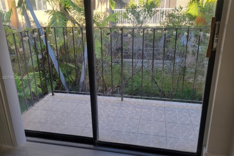 Condo in Hialeah, Florida, 2 bedrooms  № 2062542 - photo 12