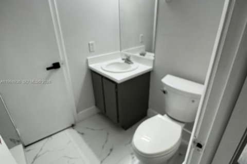 Condo in Hialeah, Florida, 2 bedrooms  № 2062542 - photo 6