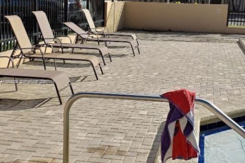 Снять в аренду кондоминиум в Хайалиа, Флорида 2 спальни, 99.96м2, № 2062542 - фото 3