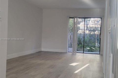 Condo in Hialeah, Florida, 2 bedrooms  № 2062542 - photo 15