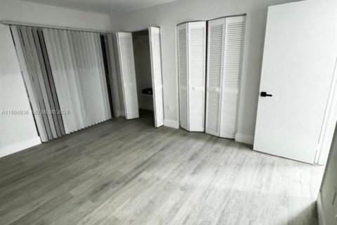 Condo in Hialeah, Florida, 2 bedrooms  № 2062542 - photo 7