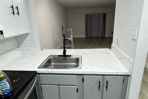 Condo in Hialeah, Florida, 2 bedrooms  № 2062542 - photo 5