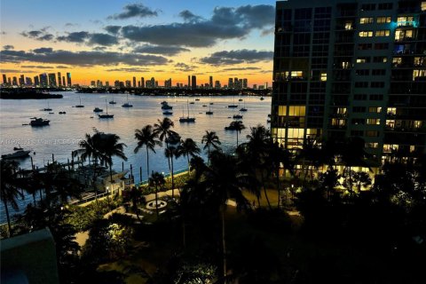 Condominio en alquiler en Miami Beach, Florida, 2 dormitorios, 99.31 m2 № 1952996 - foto 18