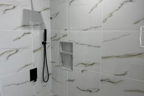 Casa en venta en Miami, Florida, 3 dormitorios, 110.93 m2 № 1967003 - foto 12