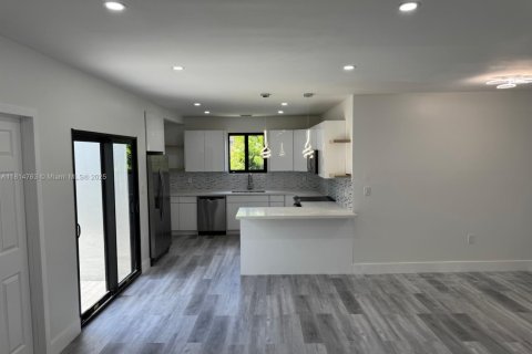 Casa en venta en Miami, Florida, 3 dormitorios, 110.93 m2 № 1967003 - foto 2