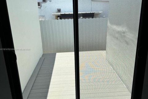 Casa en venta en Miami, Florida, 3 dormitorios, 110.93 m2 № 1967003 - foto 3
