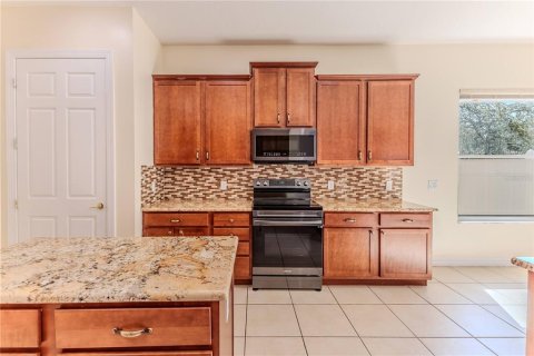 House in Spring Hill, Florida 4 bedrooms, 259.75 sq.m. № 2225262 - photo 16