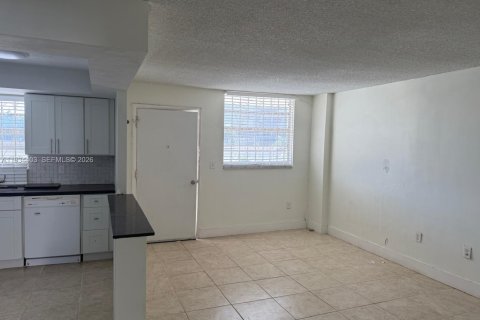 Купить кондоминиум в Майами-Бич, Флорида 1 спальня, 61.5м2, № 2053692 - фото 3