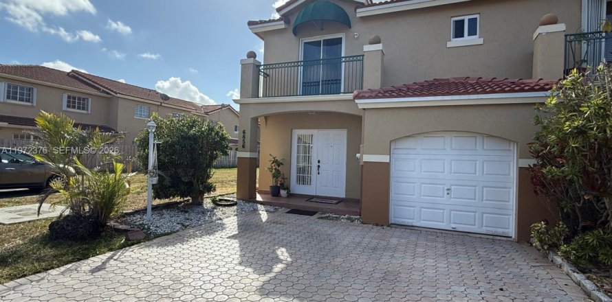 Townhouse in Miami, Florida 3 bedrooms, 169.08 sq.m. № 2038650