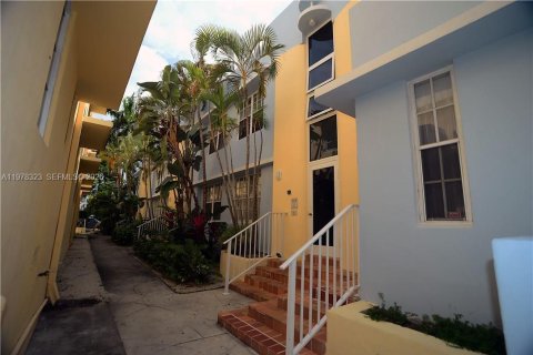 Condo in Miami Beach, Florida, 2 bedrooms  № 2042174 - photo 2