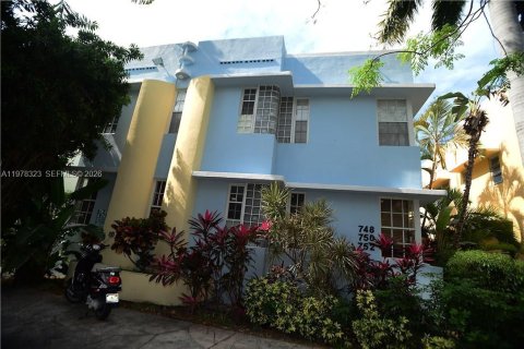 Condo in Miami Beach, Florida, 2 bedrooms  № 2042174