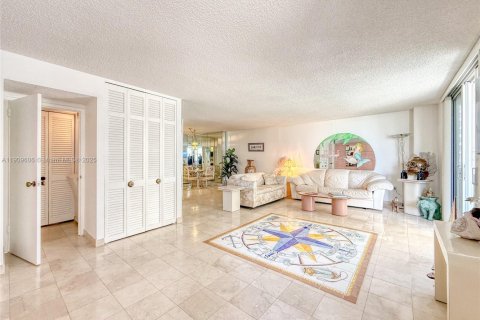 Снять в аренду кондоминиум в Майами-Бич, Флорида 1 спальня, 105.72м2, № 1965349 - фото 4