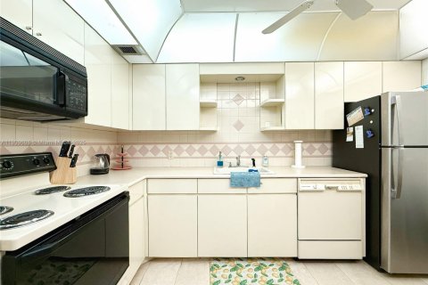 Снять в аренду кондоминиум в Майами-Бич, Флорида 1 спальня, 105.72м2, № 1965349 - фото 12