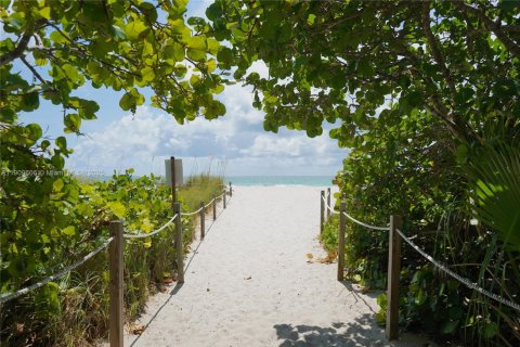 Снять в аренду кондоминиум в Майами-Бич, Флорида 1 спальня, 105.72м2, № 1965349 - фото 2