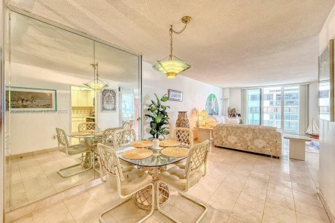 Снять в аренду кондоминиум в Майами-Бич, Флорида 1 спальня, 105.72м2, № 1965349 - фото 9