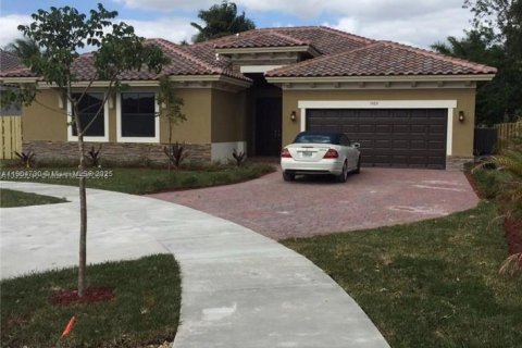 Casa en alquiler en Miami, Florida, 4 dormitorios, 213.68 m2 № 1955162 - foto 4