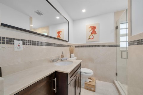 Casa en alquiler en Miami, Florida, 5 dormitorios, 252.04 m2 № 2020507 - foto 18