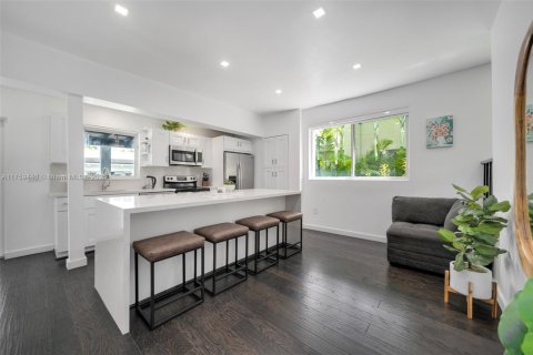 Casa en alquiler en Miami, Florida, 5 dormitorios, 252.04 m2 № 2020507 - foto 12